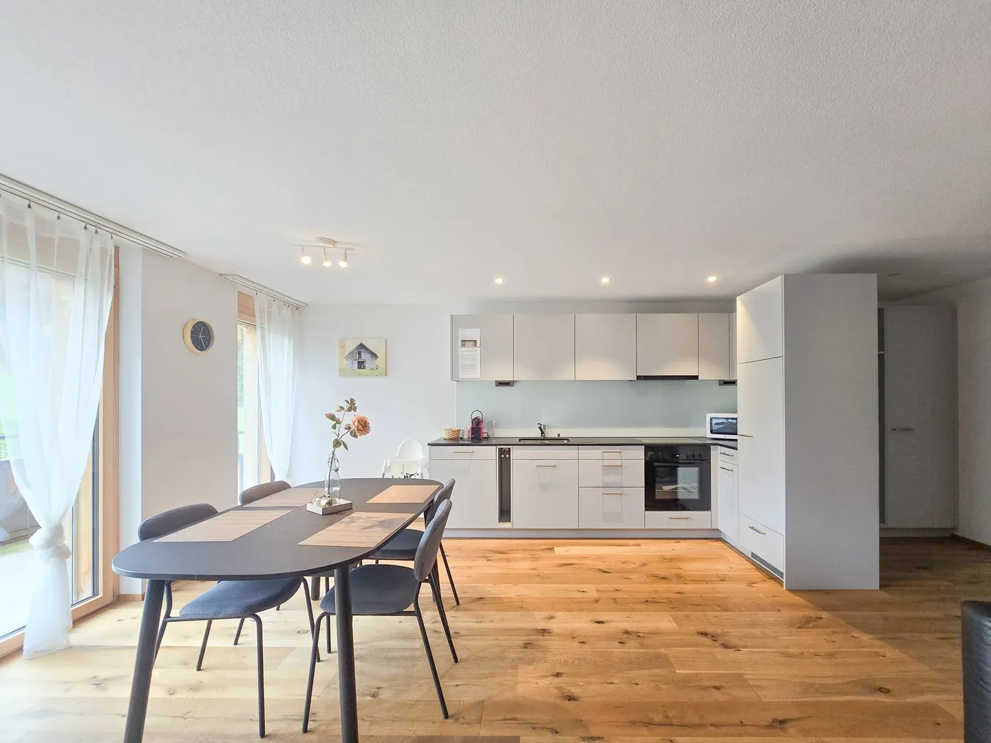 Appartement moderne de 2,5 pièces avec balcon et belle vue à Kandergrund - Photo 8 sur 21