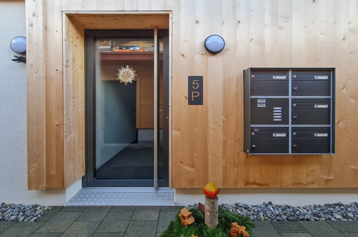 Appartement moderne de 2,5 pièces avec balcon et belle vue à Kandergrund - Photo 2 sur 21