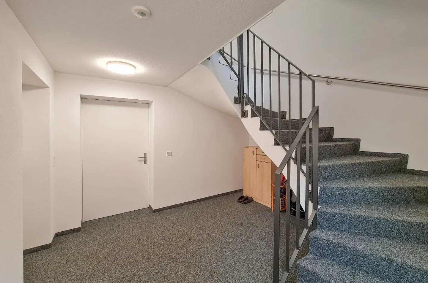Appartement moderne de 2,5 pièces avec balcon et belle vue à Kandergrund - Photo 3 sur 21