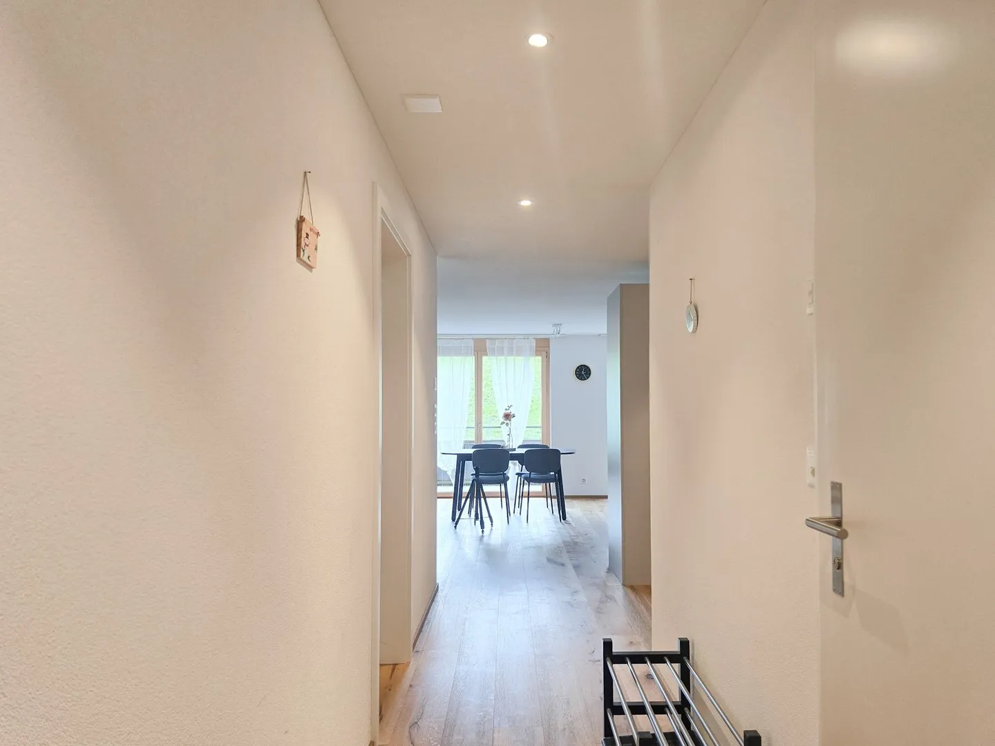 Appartement moderne de 2,5 pièces avec balcon et belle vue à Kandergrund - Photo 4 sur 21