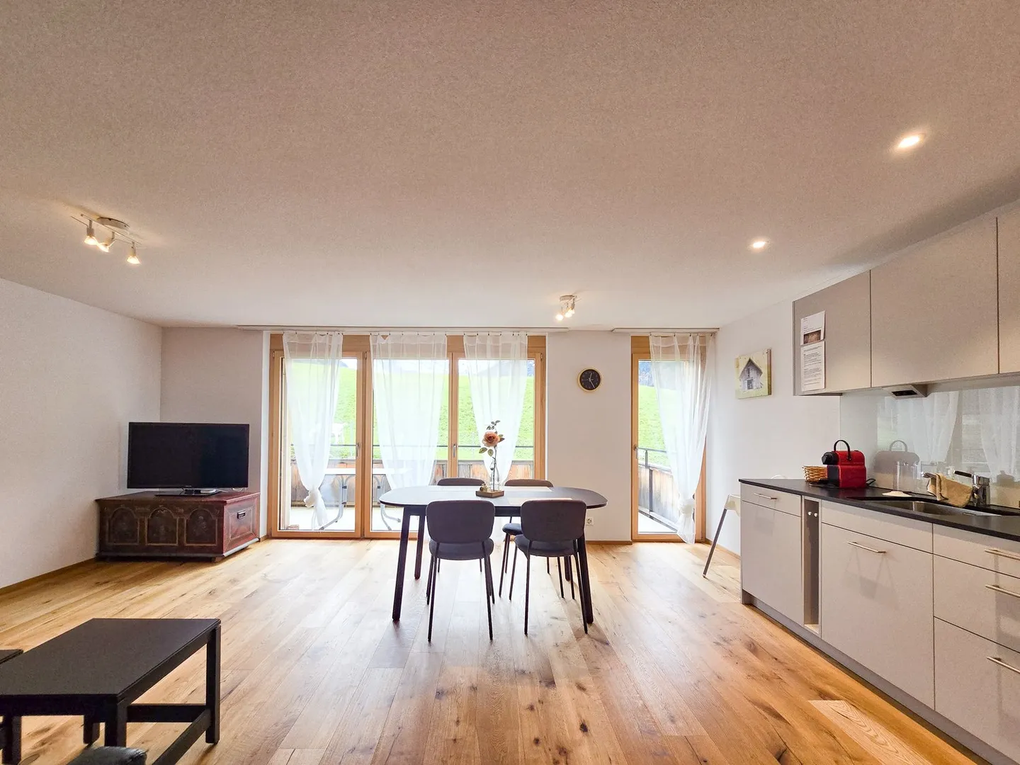 Appartement moderne de 2,5 pièces avec balcon et belle vue à Kandergrund - Photo 6 sur 21