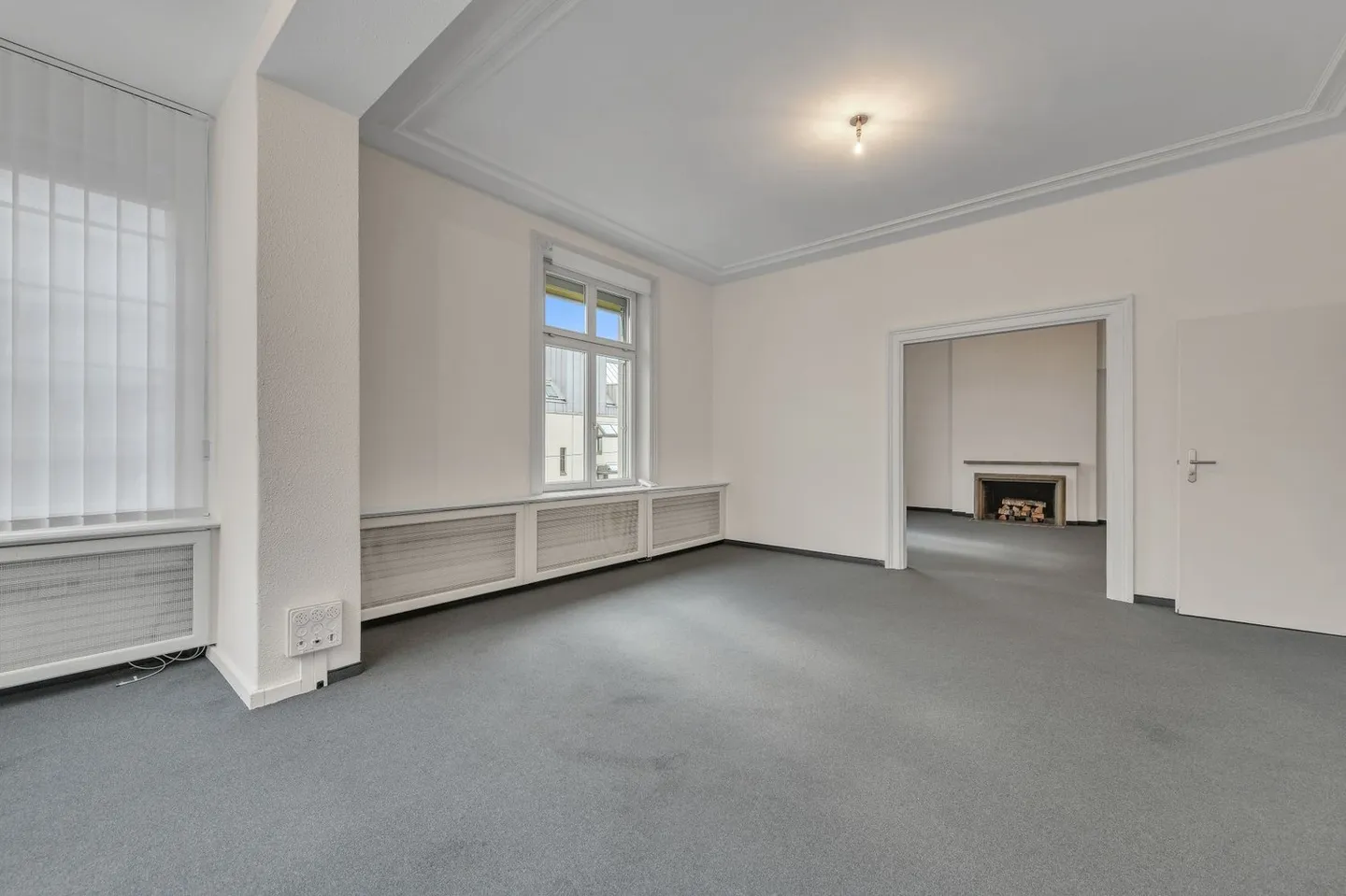 Well-maintained offices in a representative property in district 7 - Photo 8 of 12