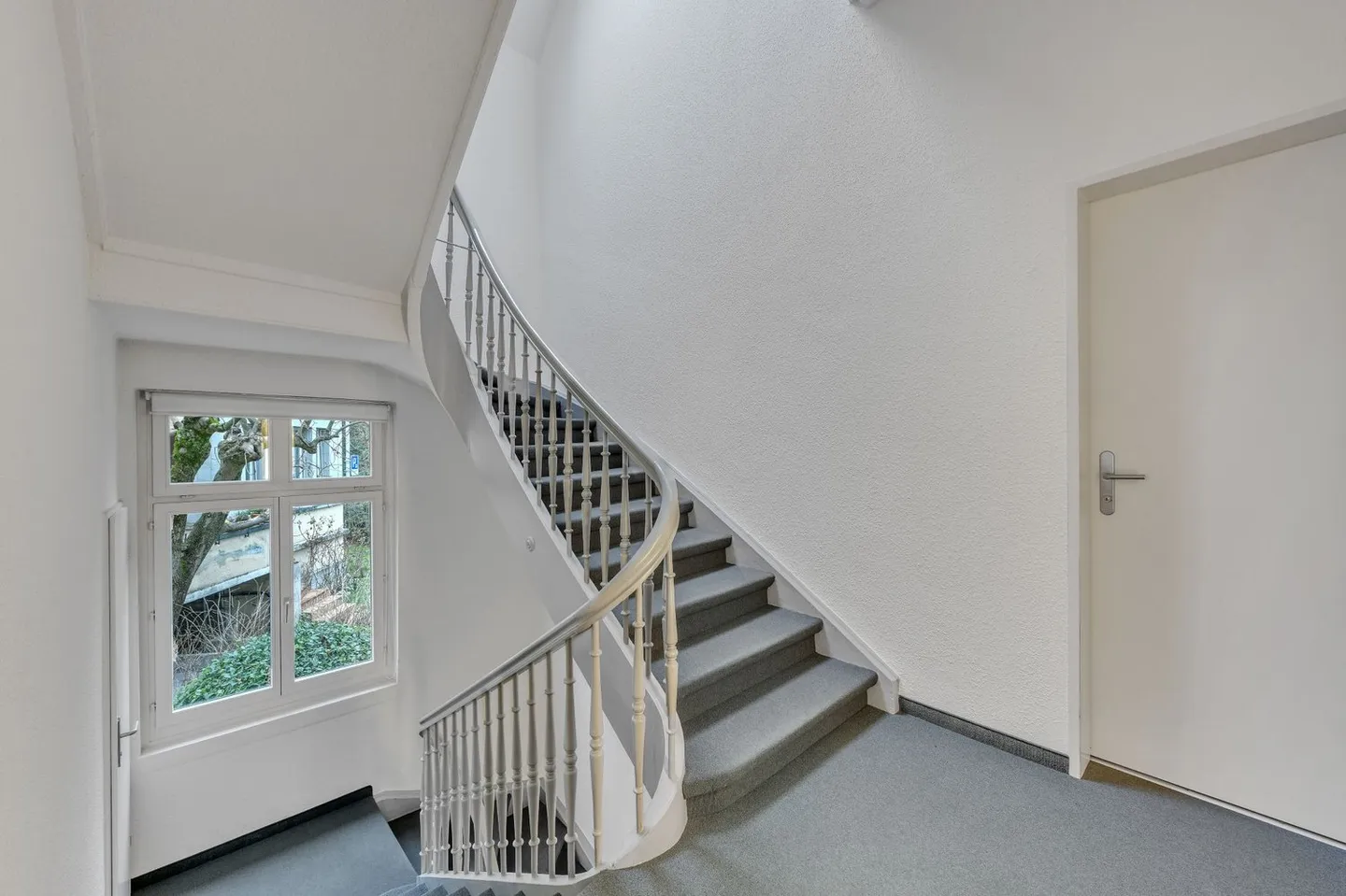 Well-maintained offices in a representative property in district 7 - Photo 3 of 12