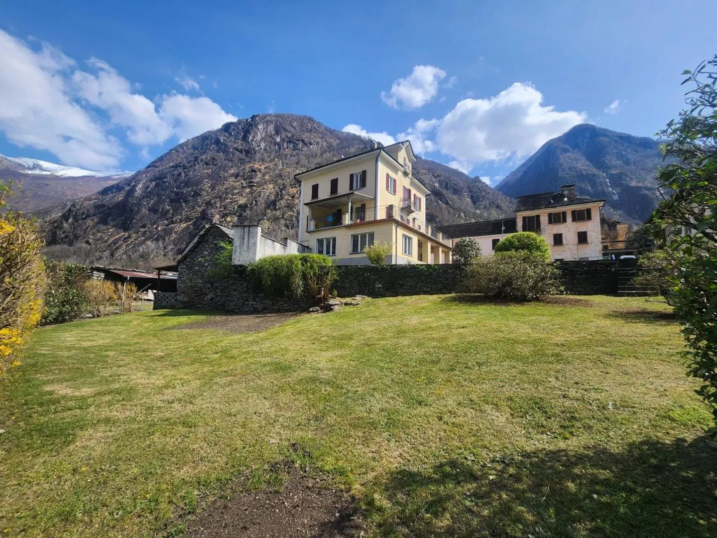 Casa storica plurifamiliare con rustico nel cuore di Avegno - Foto 2 di 12