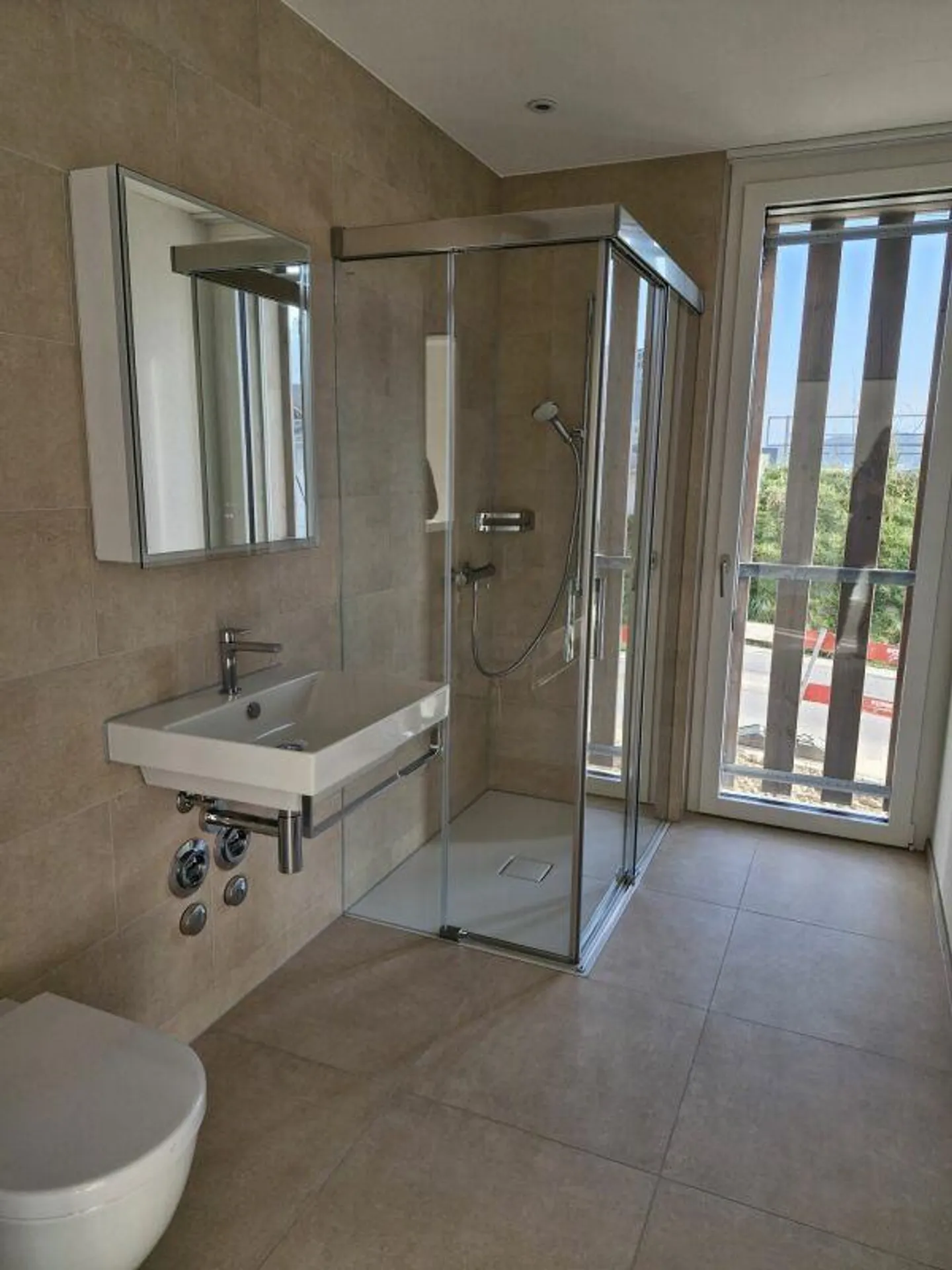 New, spacious 2.5-room apartment on the ground floor with "winter garden" - Photo 2 of 9