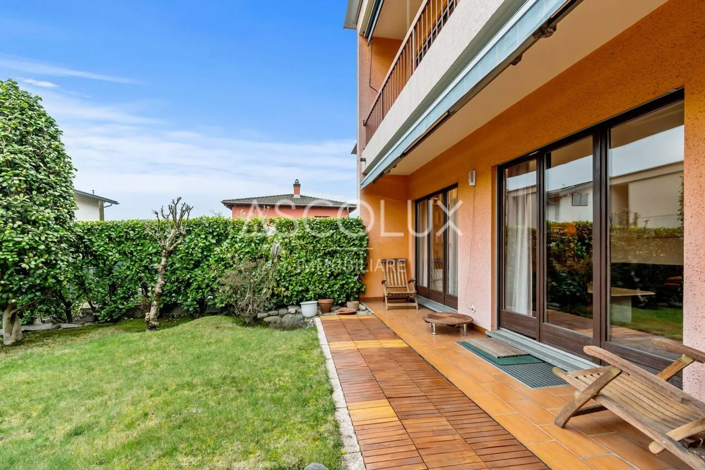 Maison mitoyenne de 5 pièces avec jardin privé et piscine extérieure commune - Photo 2 sur 13