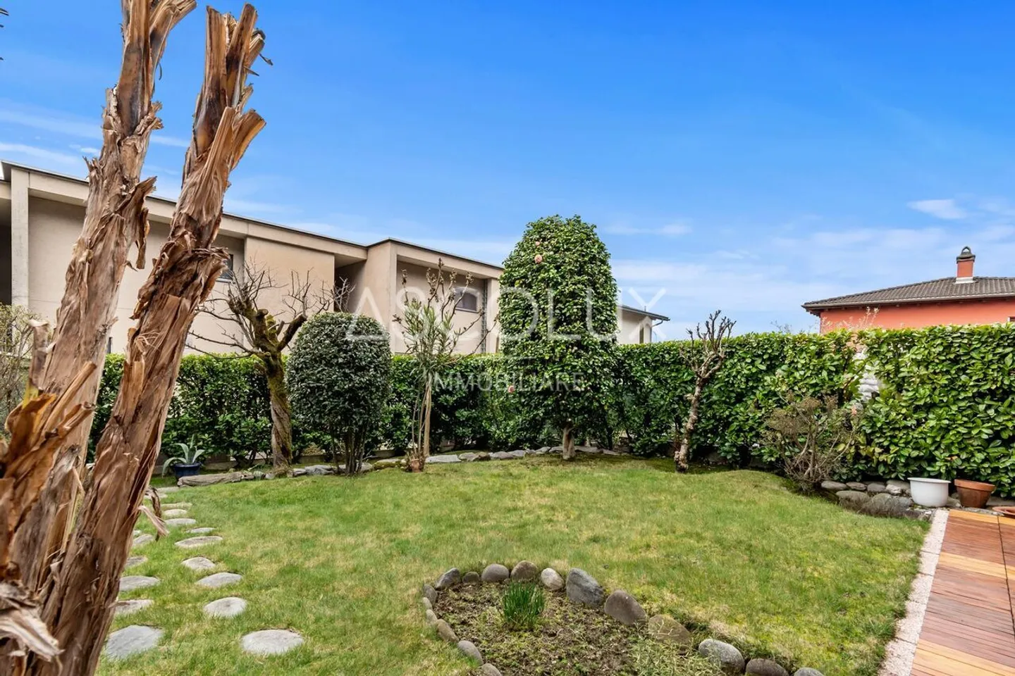 Maison mitoyenne de 5 pièces avec jardin privé et piscine extérieure commune - Photo 3 sur 13