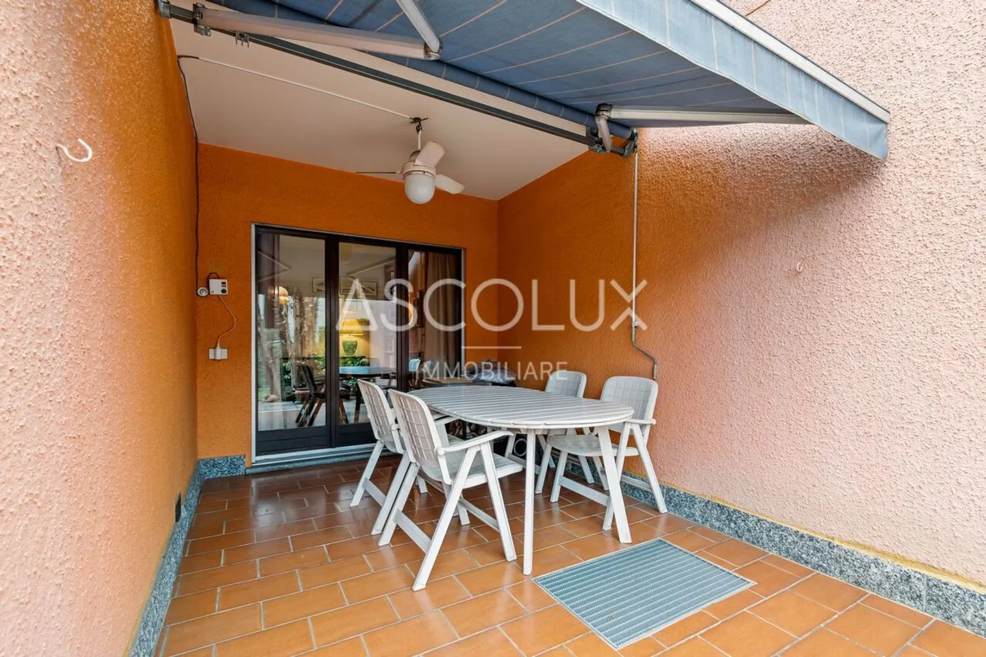 Maison mitoyenne de 5 pièces avec jardin privé et piscine extérieure commune - Photo 4 sur 13