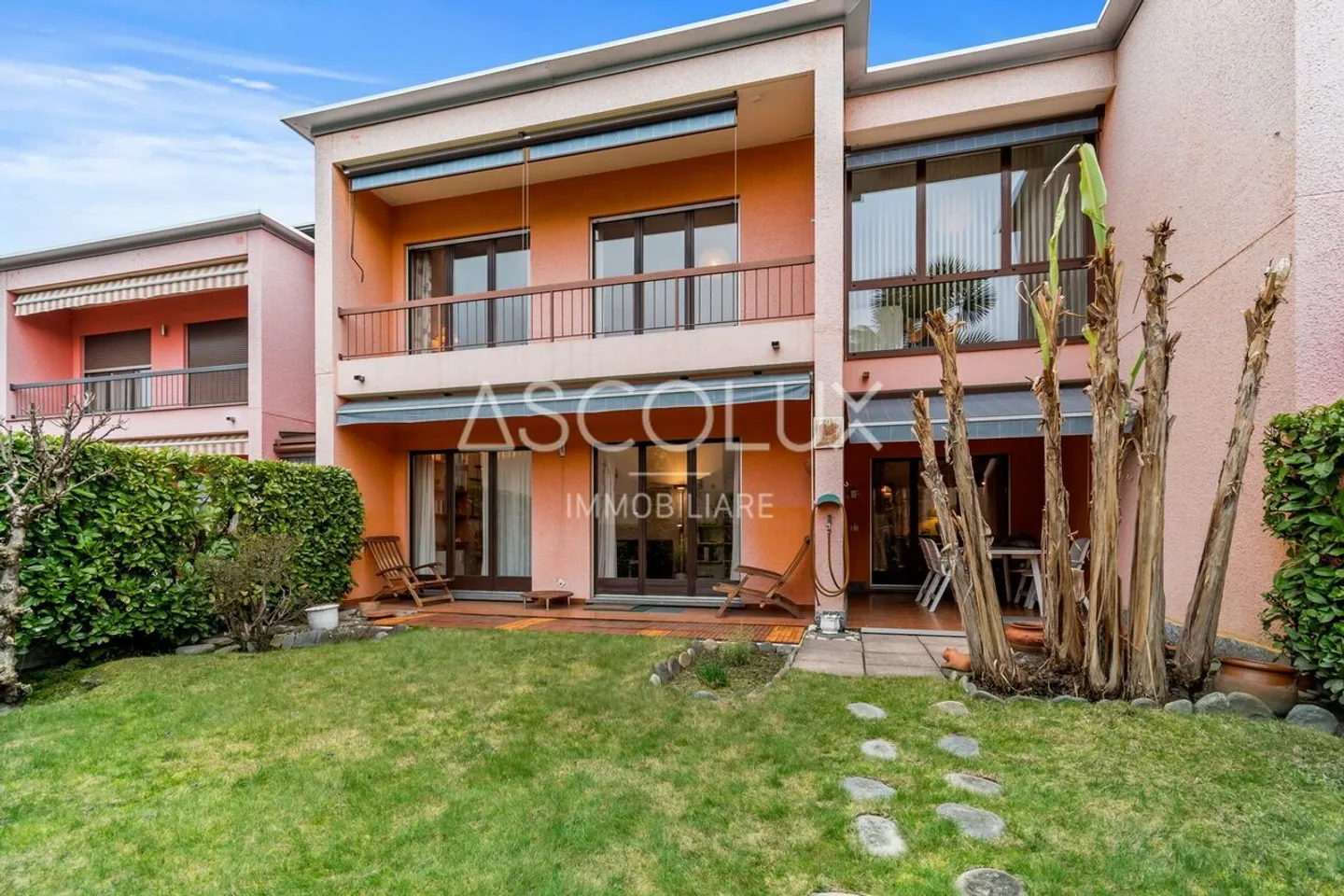 Maison mitoyenne de 5 pièces avec jardin privé et piscine extérieure commune - Photo 1 sur 13