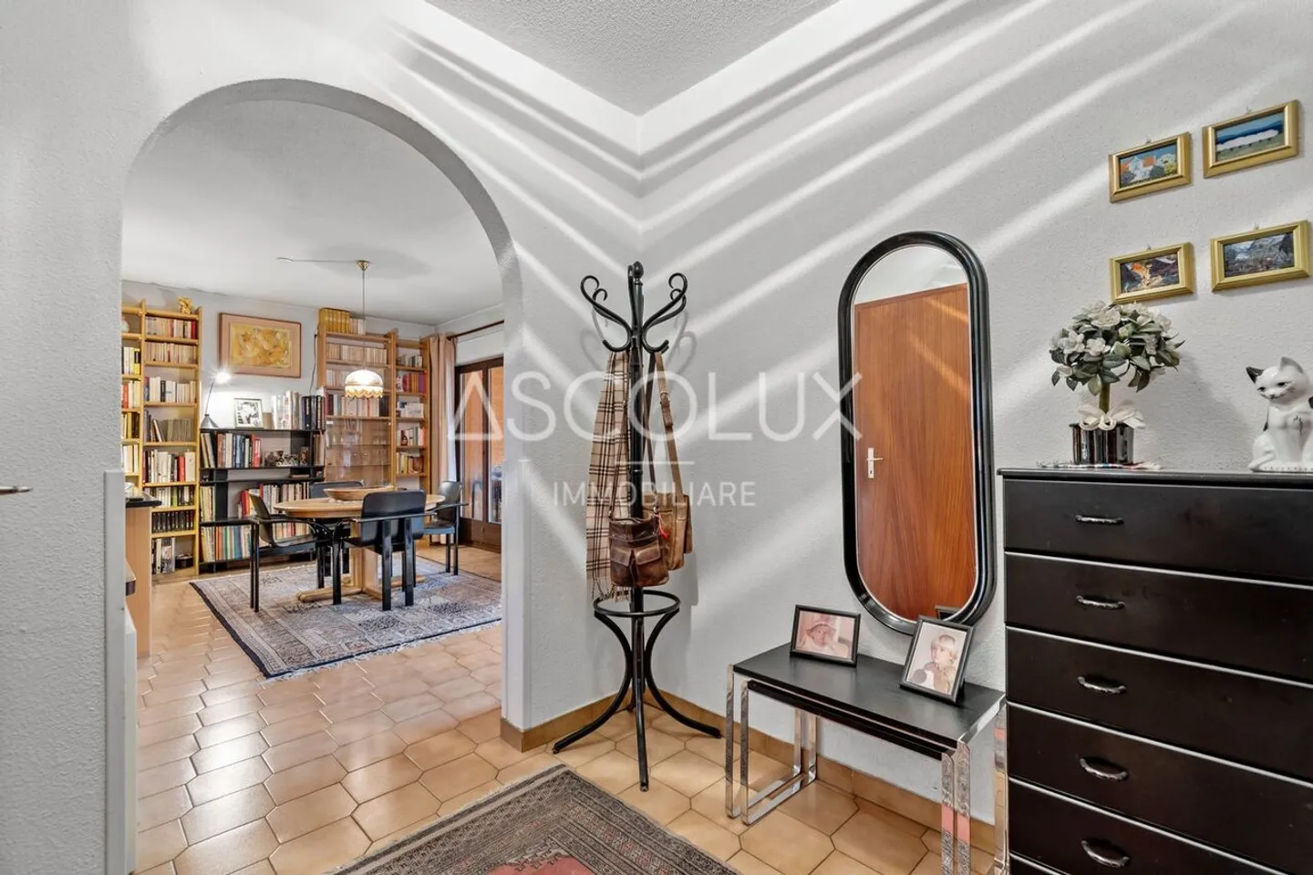 Maison mitoyenne de 5 pièces avec jardin privé et piscine extérieure commune - Photo 6 sur 13