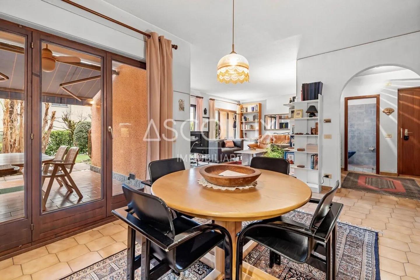 Maison mitoyenne de 5 pièces avec jardin privé et piscine extérieure commune - Photo 11 sur 13