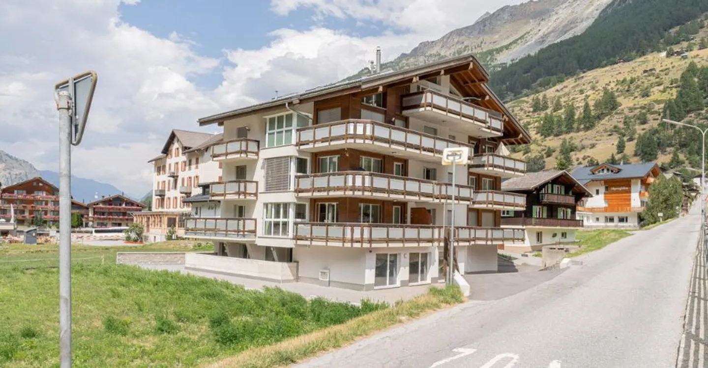 Appartamento luminoso di 4,5 stanze in una posizione ambita a Täsch - Foto 1 di 9