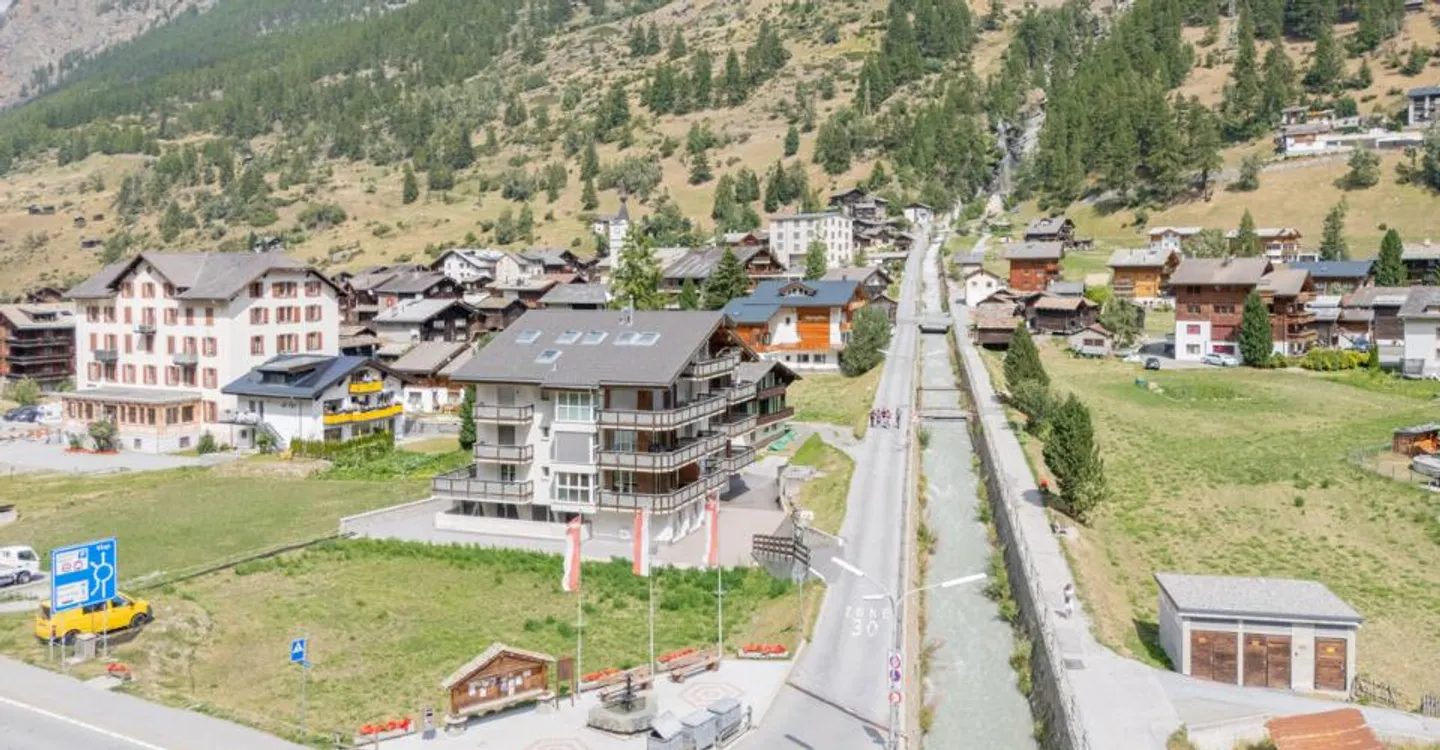 Appartamento luminoso di 4,5 stanze in una posizione ambita a Täsch - Foto 2 di 9