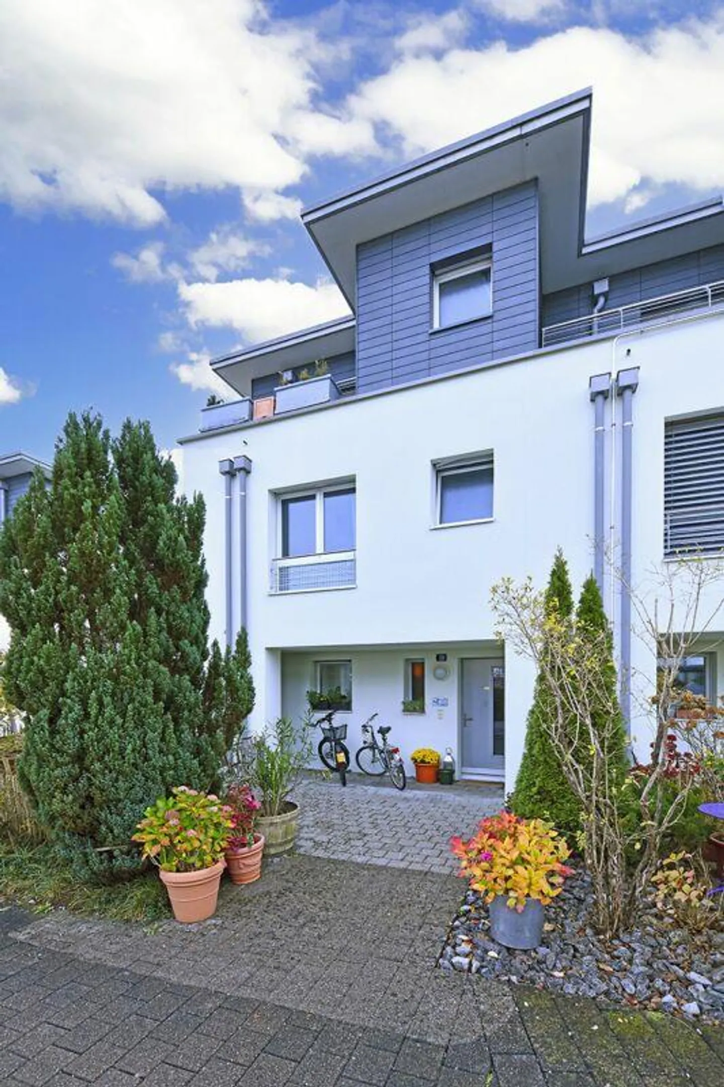 Single house for sale - Photo 1 of 18