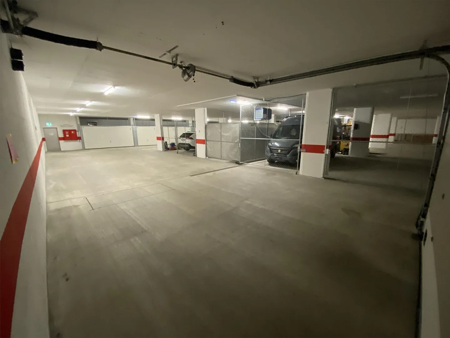 Magazzino 30m2 con accesso diretto e grande porta con ufficio 29m2 - Foto 1 di 4