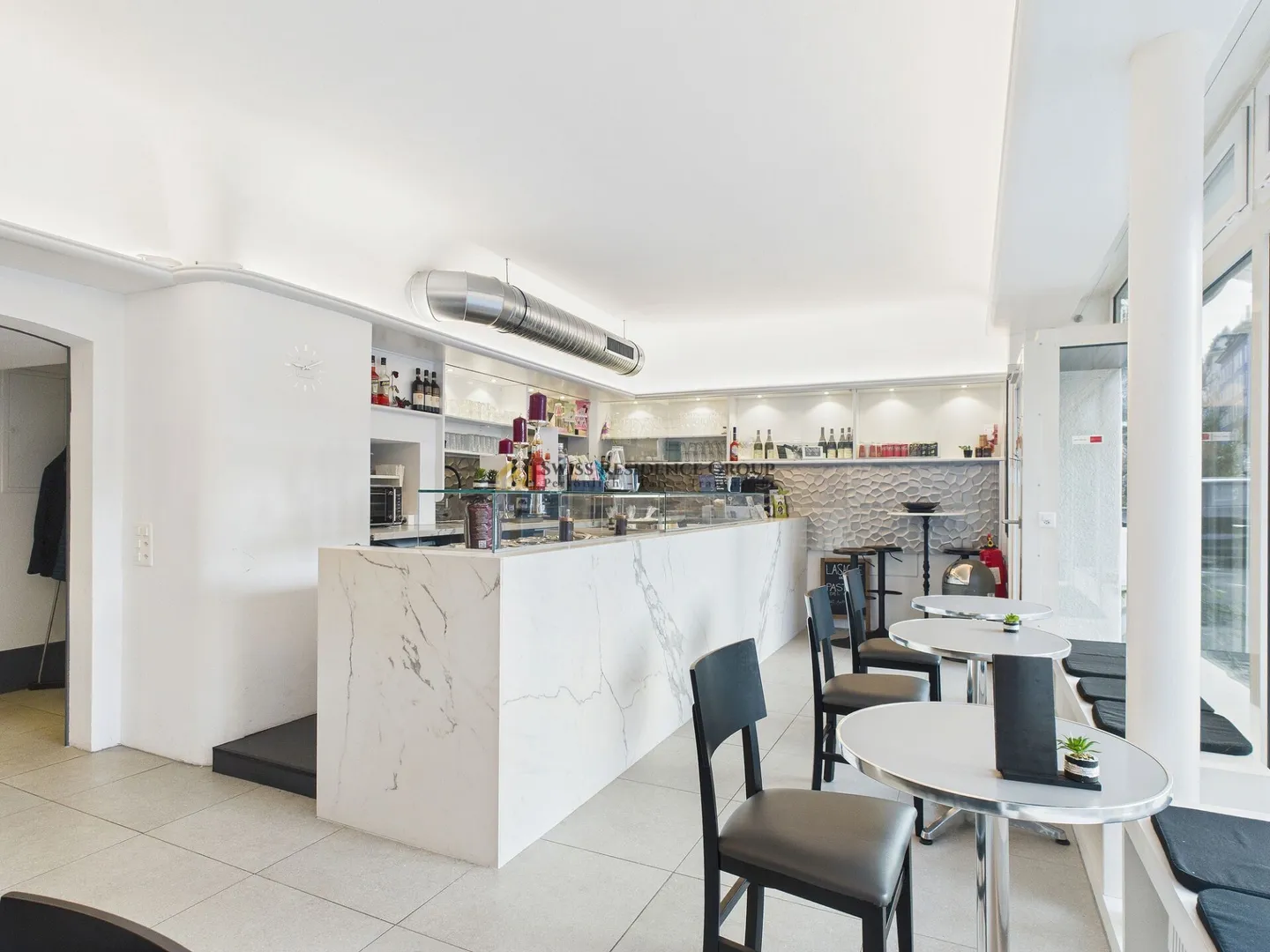 Ready-to-use gastronomy space with terrace in excellent Zurich location - Photo 3 of 12