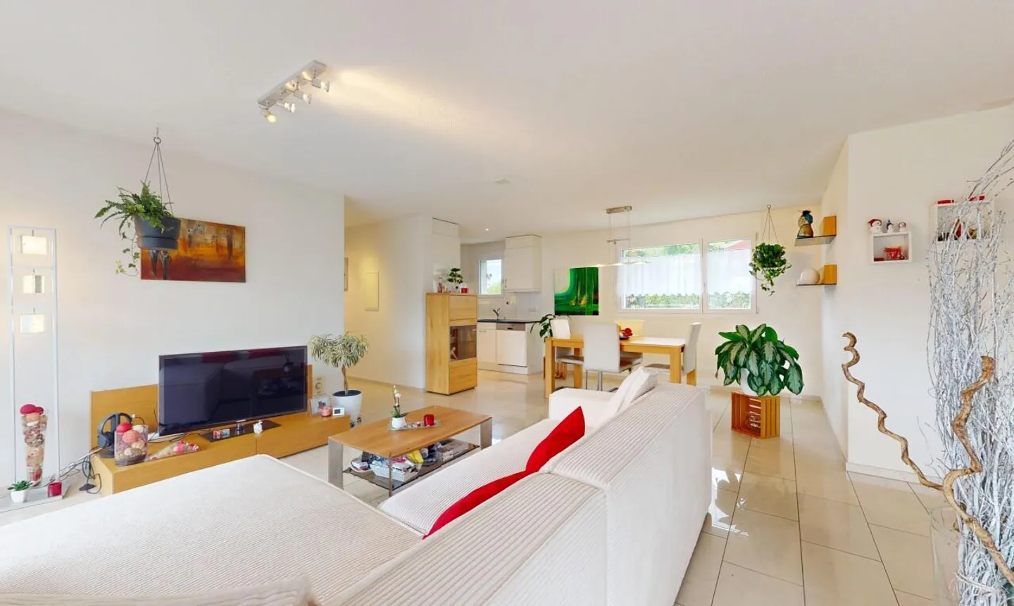 Modern apartment with large balcony - Photo 3 of 13