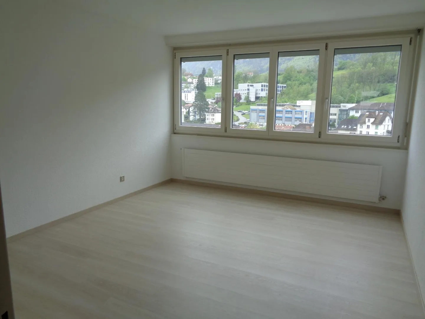 Appartement moderne avec balcon - Photo 1 sur 13