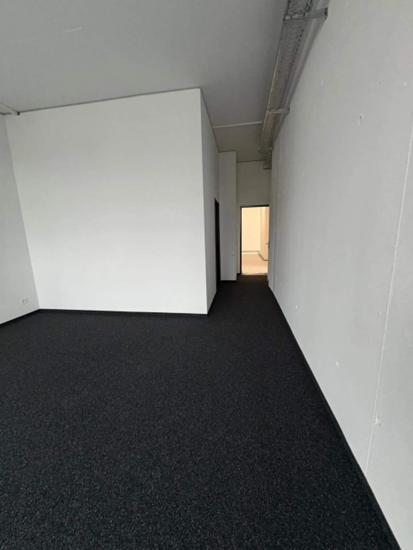 Expanded offices in a great location with many shopping opportunities - Photo 6 of 10