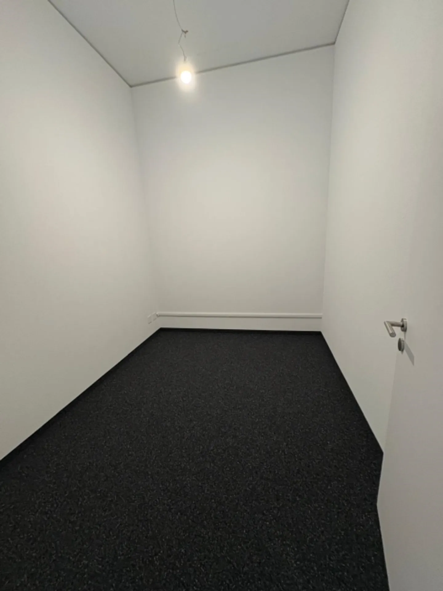 Expanded offices in a great location with many shopping opportunities - Photo 8 of 10