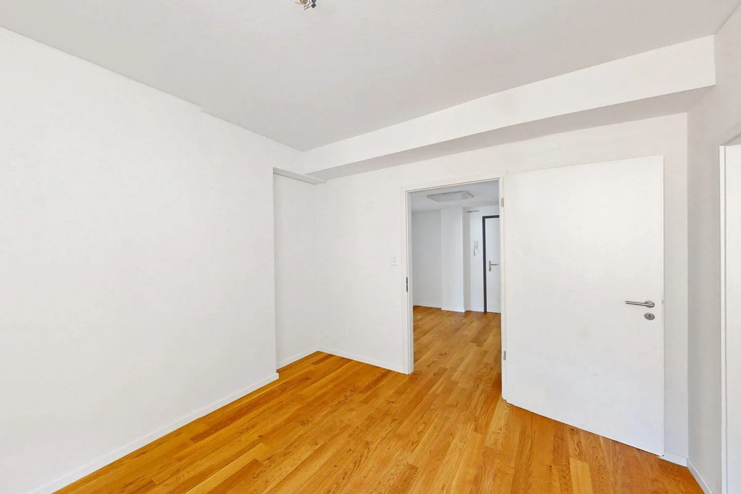 Bright office with a view of Piazza del Sole - the first two rents are free! - Photo 5 of 7