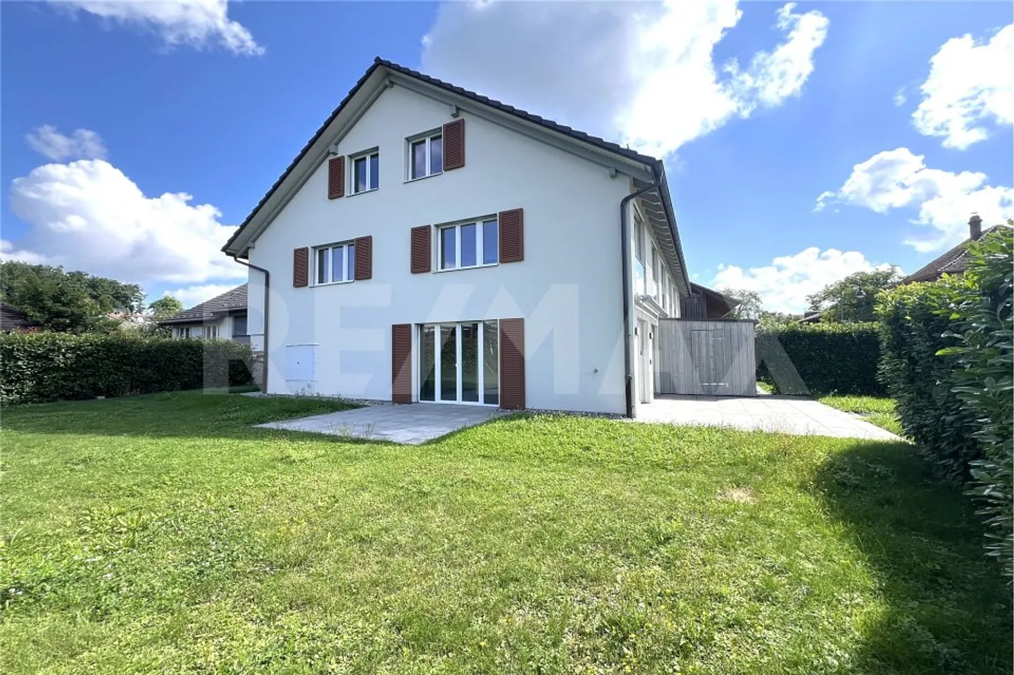 Modern terraced corner house in as-new condition - Photo 1 of 11