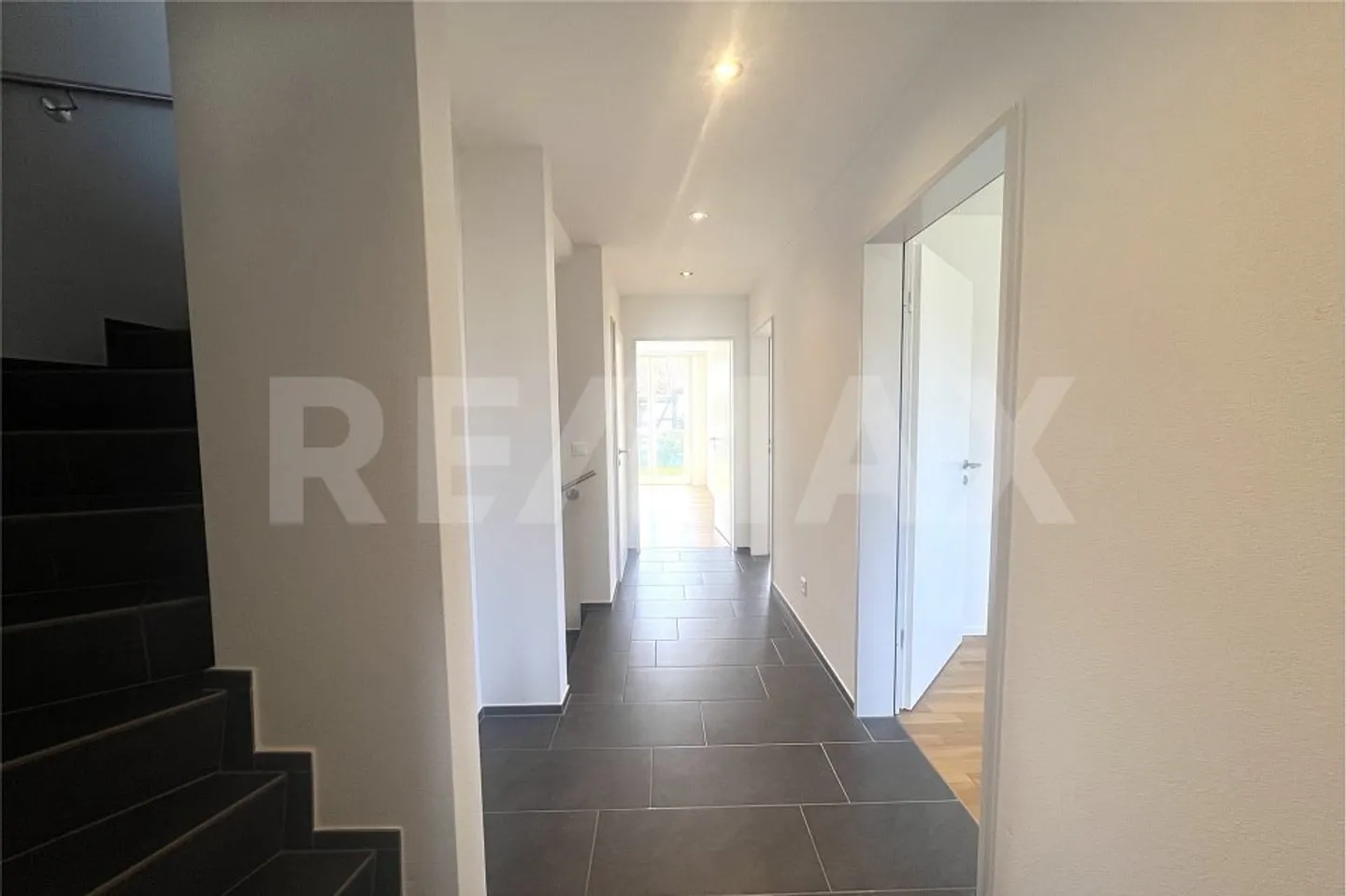 Modern terraced corner house in as-new condition - Photo 9 of 11