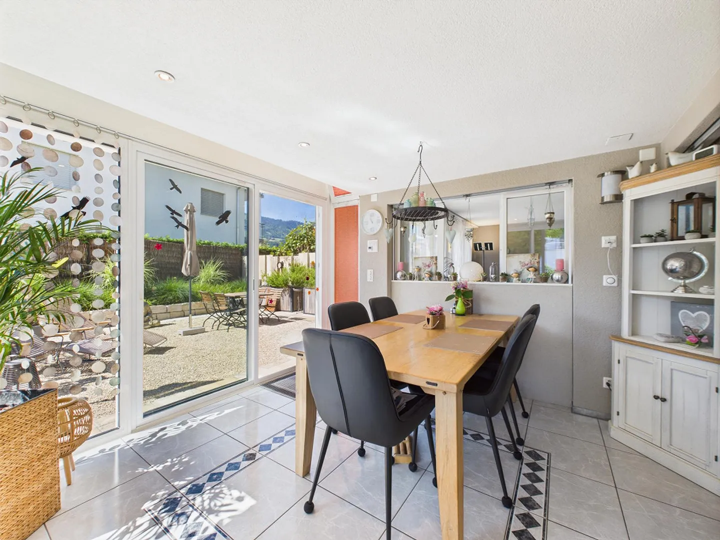 Spacious half of a house in a quiet residential area with excellent access to the city center - Photo 7 of 10