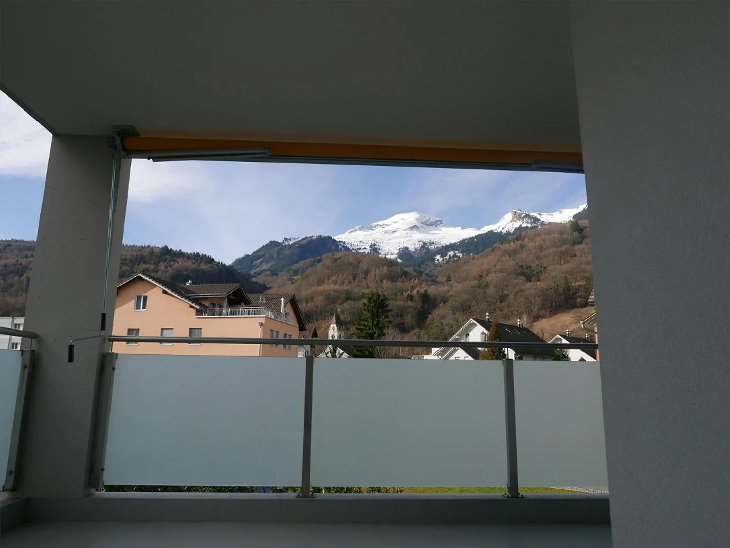 Appartement moderne 4.5 pièces avec balcon - Photo 2 sur 8