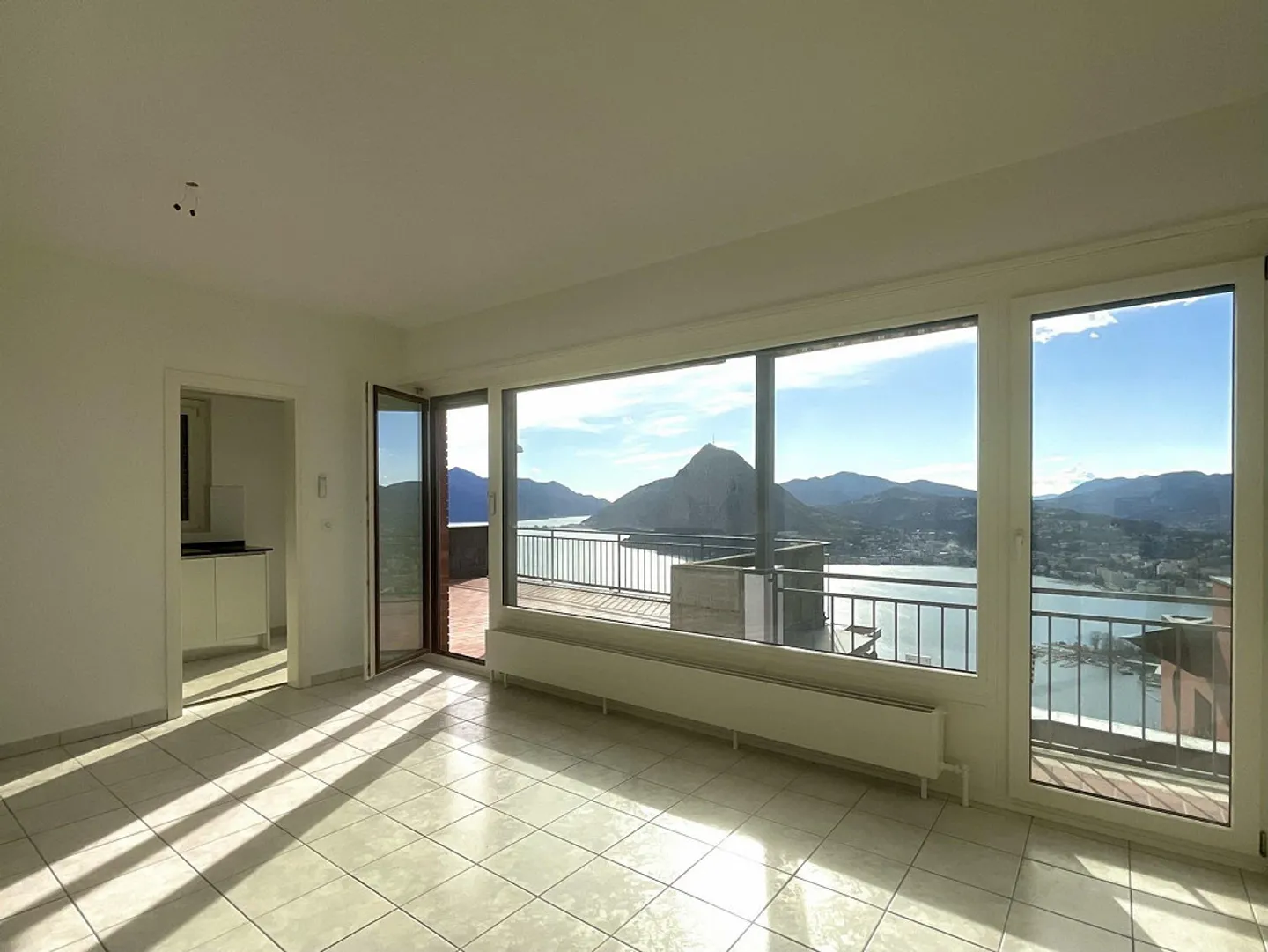 ALDESAGO - ZU VERMIETEN 4.5-ZIMMER-WOHNUNG MIT SEEBLICK UND GROSSER TERRASSE - Foto 1 von 13