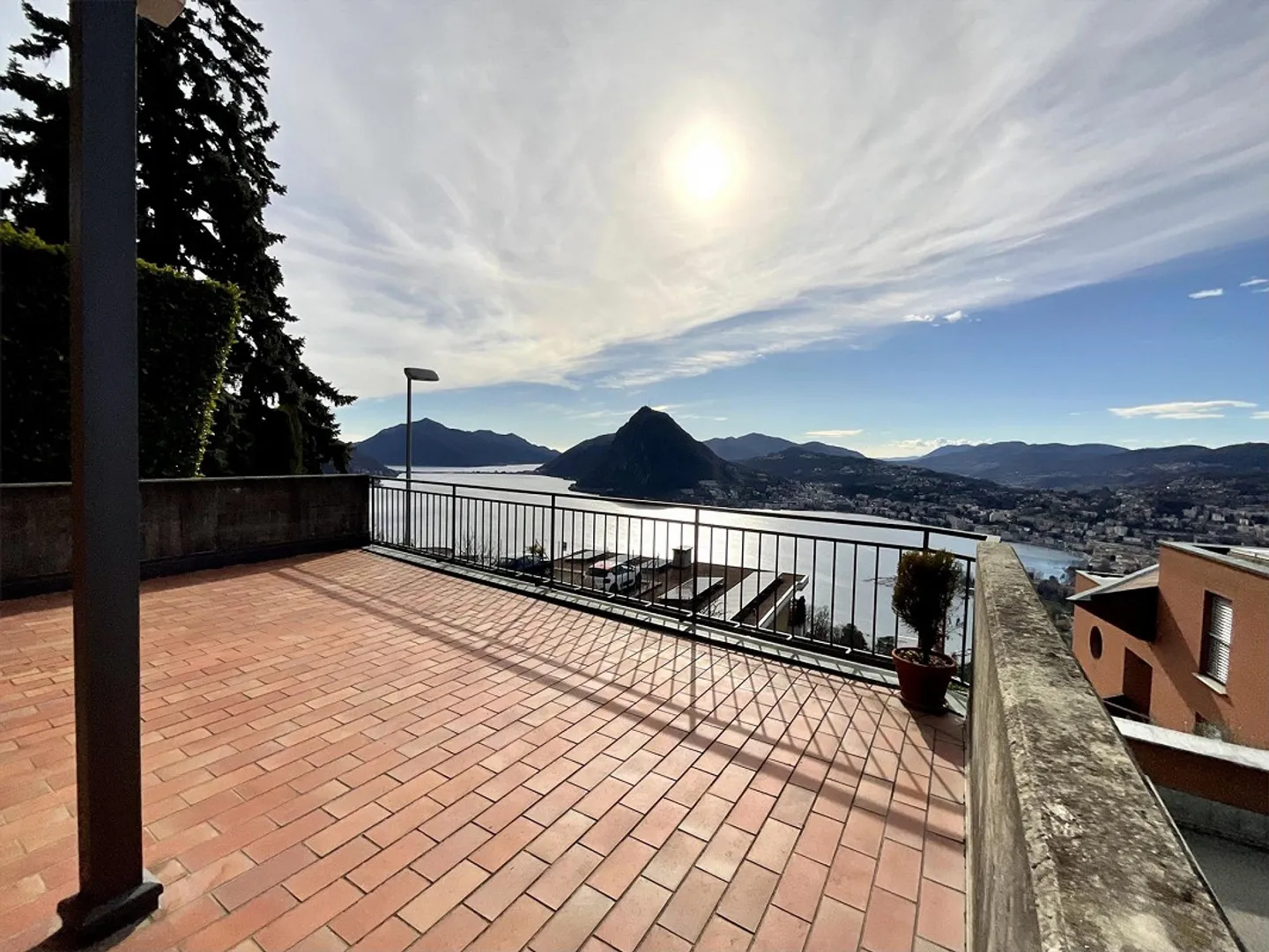 ALDESAGO - ZU VERMIETEN 4.5-ZIMMER-WOHNUNG MIT SEEBLICK UND GROSSER TERRASSE - Foto 2 von 13