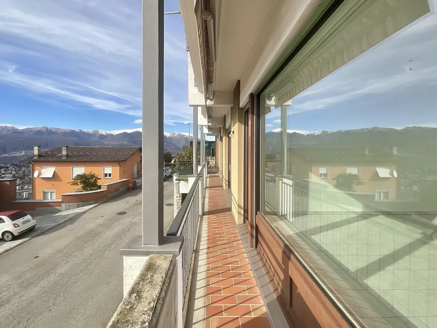 ALDESAGO - ZU VERMIETEN 4.5-ZIMMER-WOHNUNG MIT SEEBLICK UND GROSSER TERRASSE - Foto 3 von 13