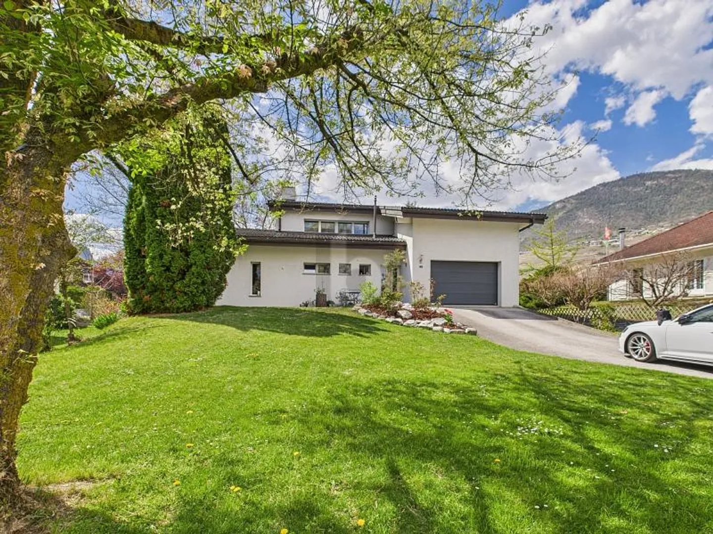 HAUS MIT EINER UNABHÄNGIGEN WOHNUNG - Foto 1 von 6
