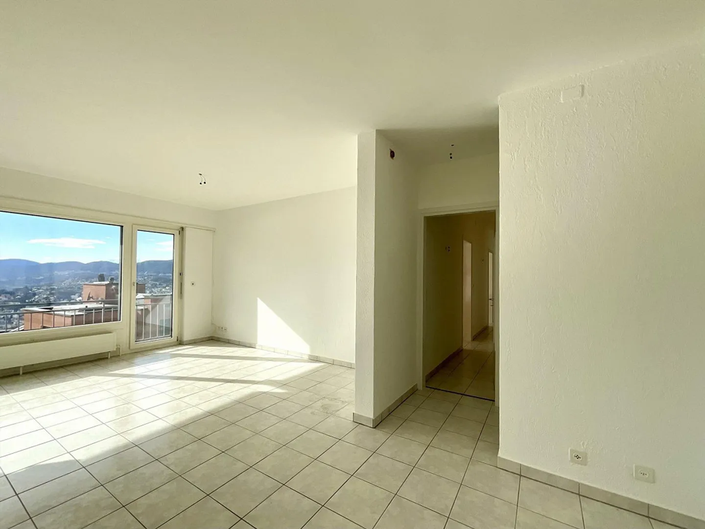 ALDESAGO - ZU VERMIETEN 4.5-ZIMMER-WOHNUNG MIT SEEBLICK UND GROSSER TERRASSE - Foto 4 von 13