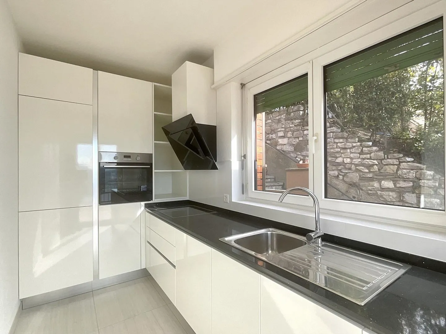 ALDESAGO - ZU VERMIETEN 4.5-ZIMMER-WOHNUNG MIT SEEBLICK UND GROSSER TERRASSE - Foto 5 von 13