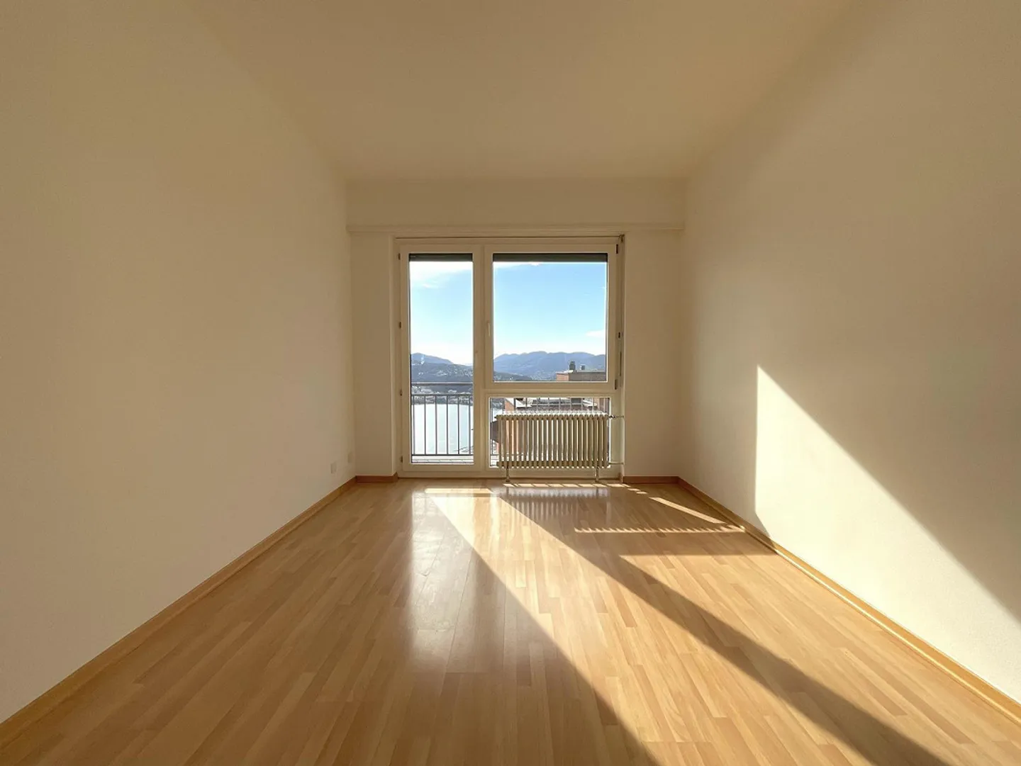 ALDESAGO - ZU VERMIETEN 4.5-ZIMMER-WOHNUNG MIT SEEBLICK UND GROSSER TERRASSE - Foto 8 von 13