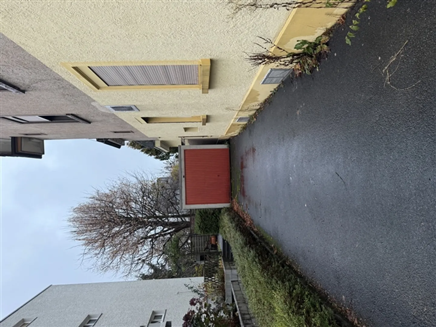 «Garage und Möglichkeit vor der Garage 2 Autos (Total 3 Autos) zu parken» - Foto 1 von 3