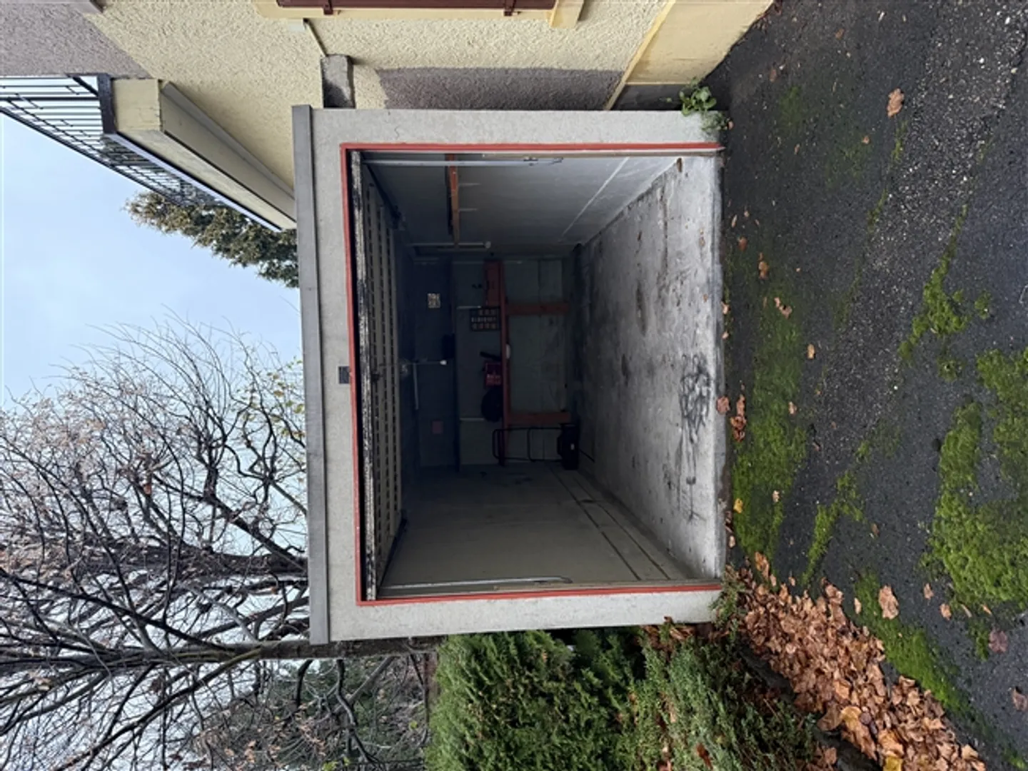 «Garage und Möglichkeit vor der Garage 2 Autos (Total 3 Autos) zu parken» - Foto 2 von 3