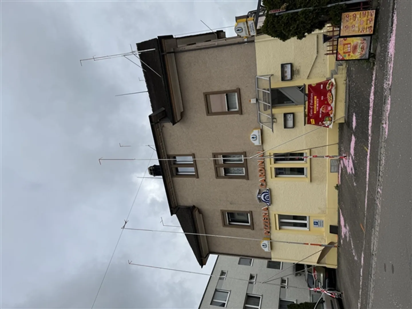 «Garage und Möglichkeit vor der Garage 2 Autos (Total 3 Autos) zu parken» - Foto 3 von 3