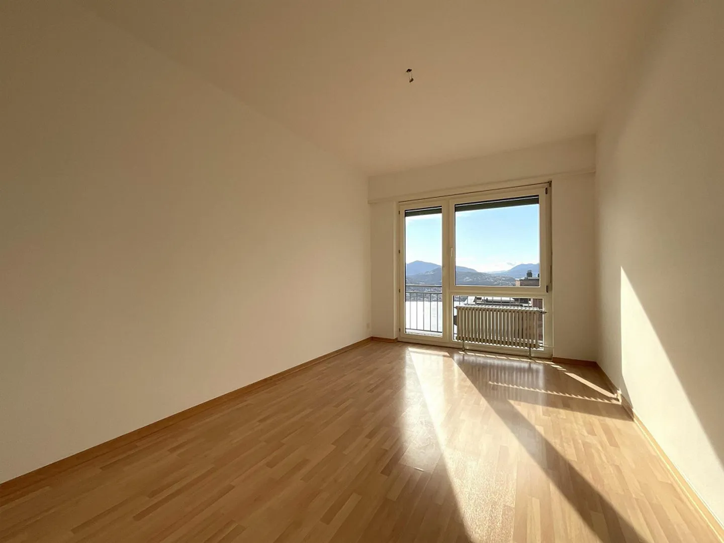 ALDESAGO - ZU VERMIETEN 4.5-ZIMMER-WOHNUNG MIT SEEBLICK UND GROSSER TERRASSE - Foto 9 von 13