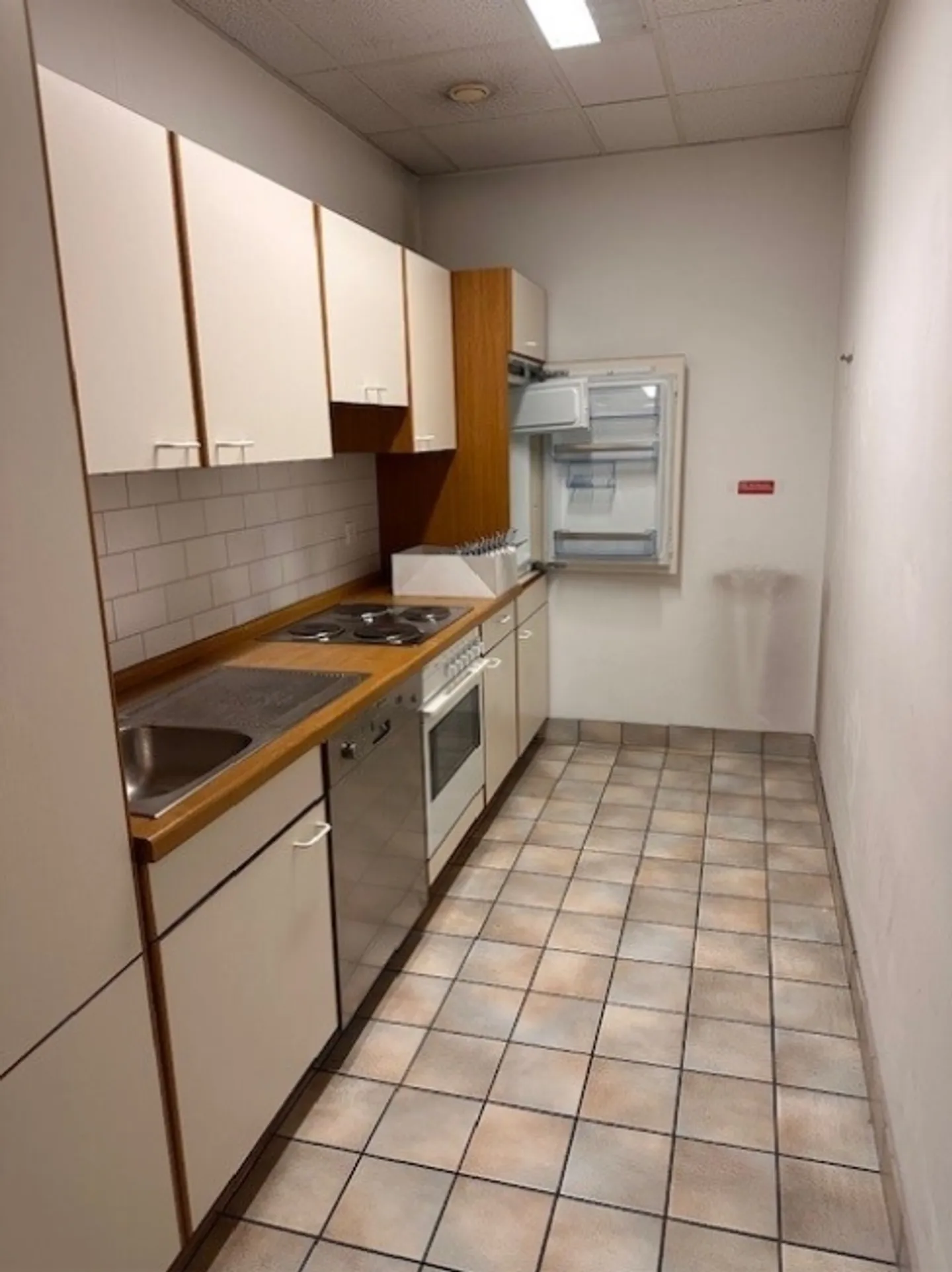 Air-conditioned offices with a view for rent - Photo 2 of 11