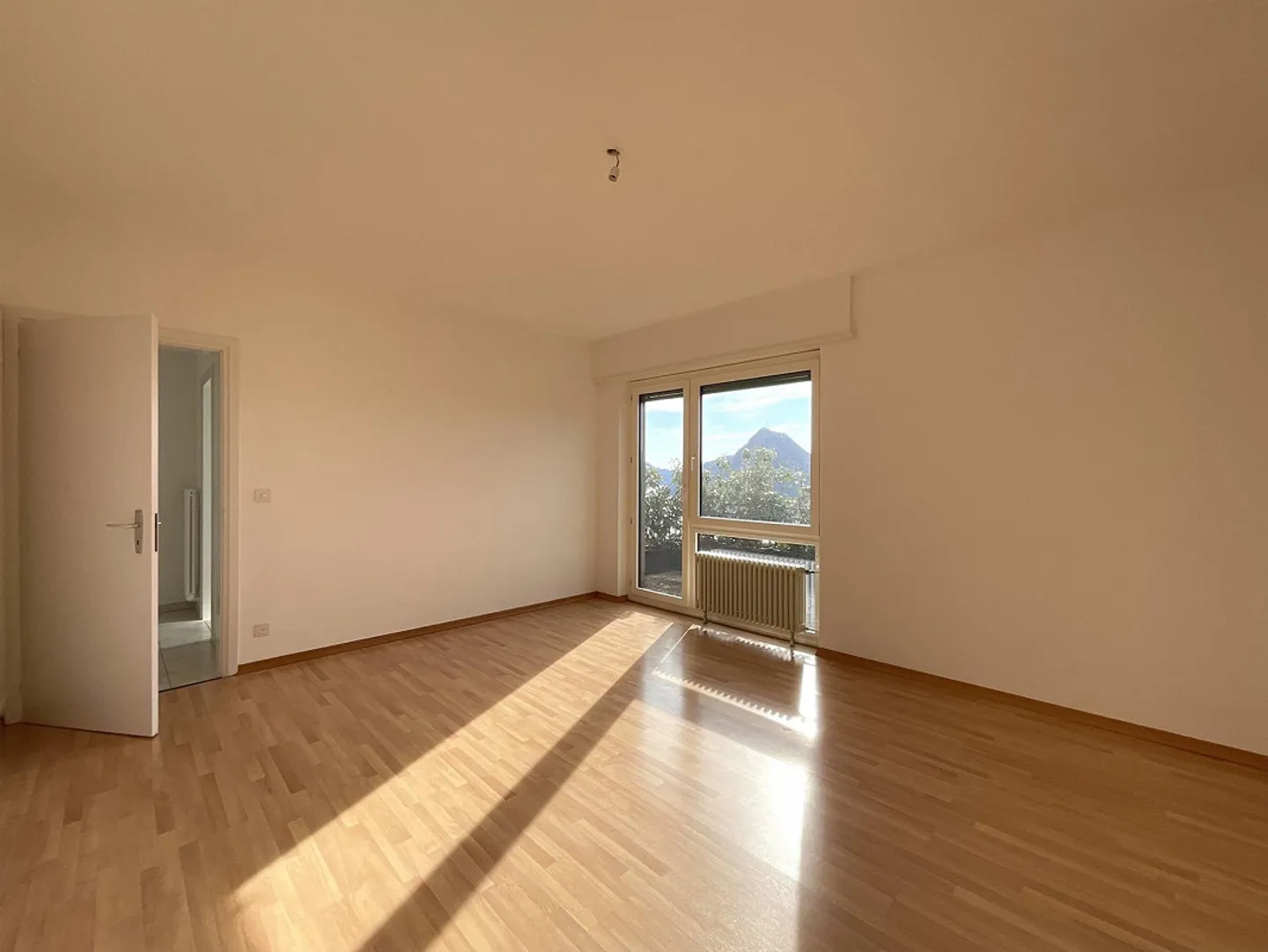 ALDESAGO - ZU VERMIETEN 4.5-ZIMMER-WOHNUNG MIT SEEBLICK UND GROSSER TERRASSE - Foto 10 von 13
