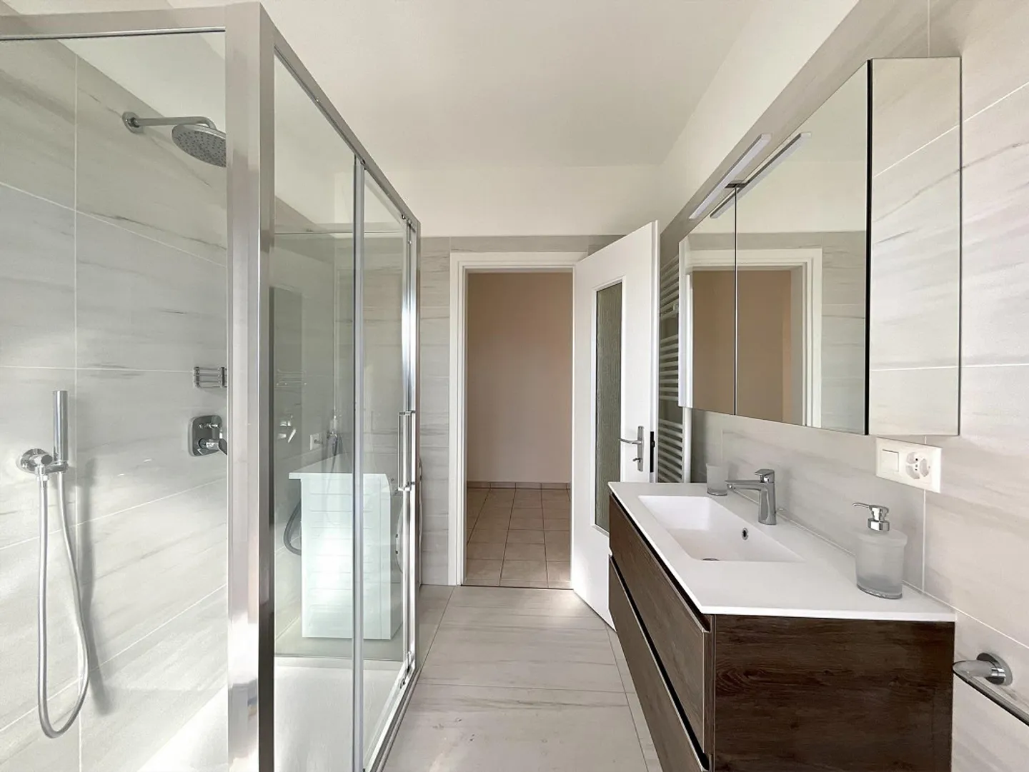 ALDESAGO - ZU VERMIETEN 4.5-ZIMMER-WOHNUNG MIT SEEBLICK UND GROSSER TERRASSE - Foto 12 von 13