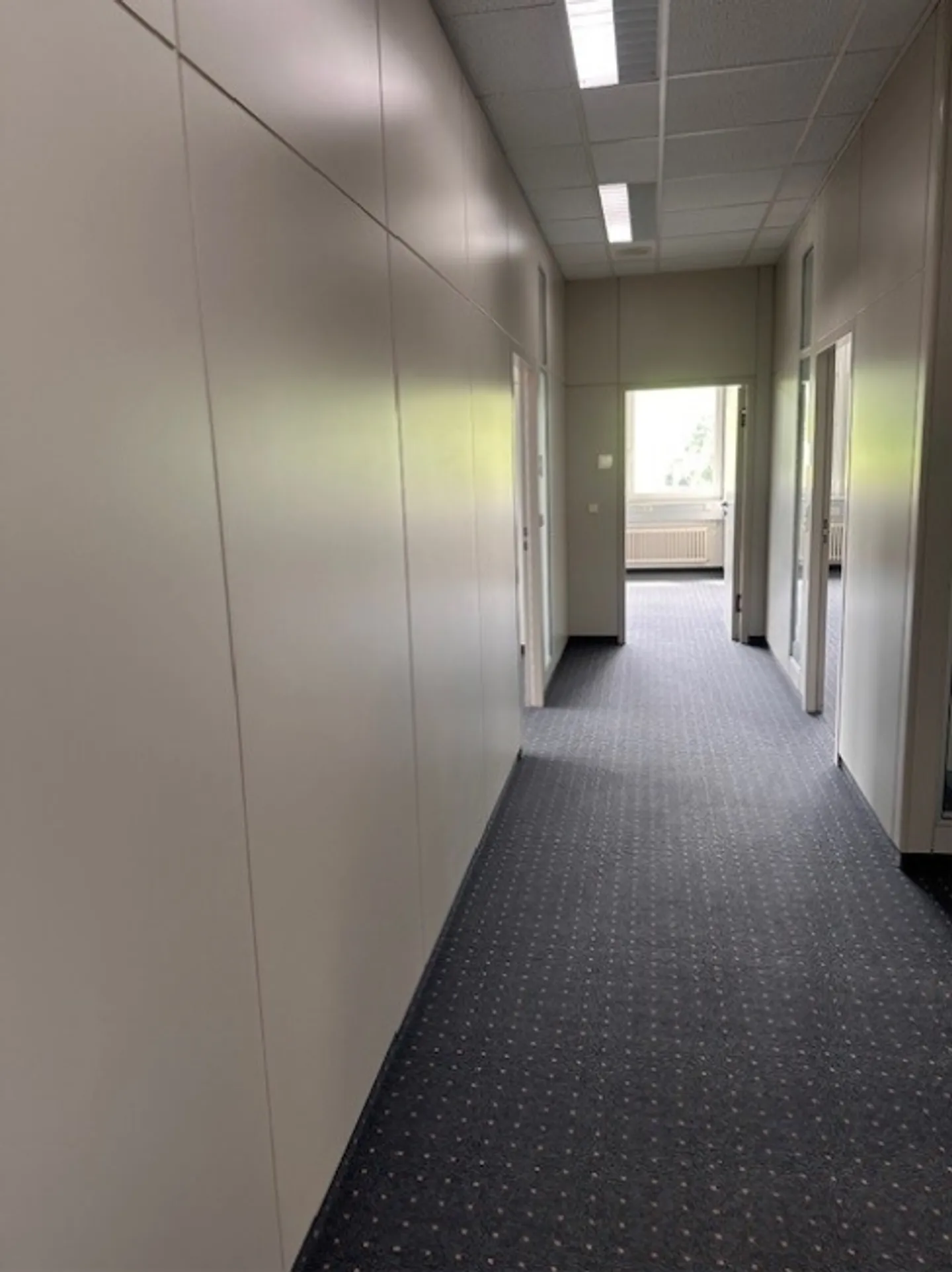 Air-conditioned offices with a view for rent - Photo 6 of 11