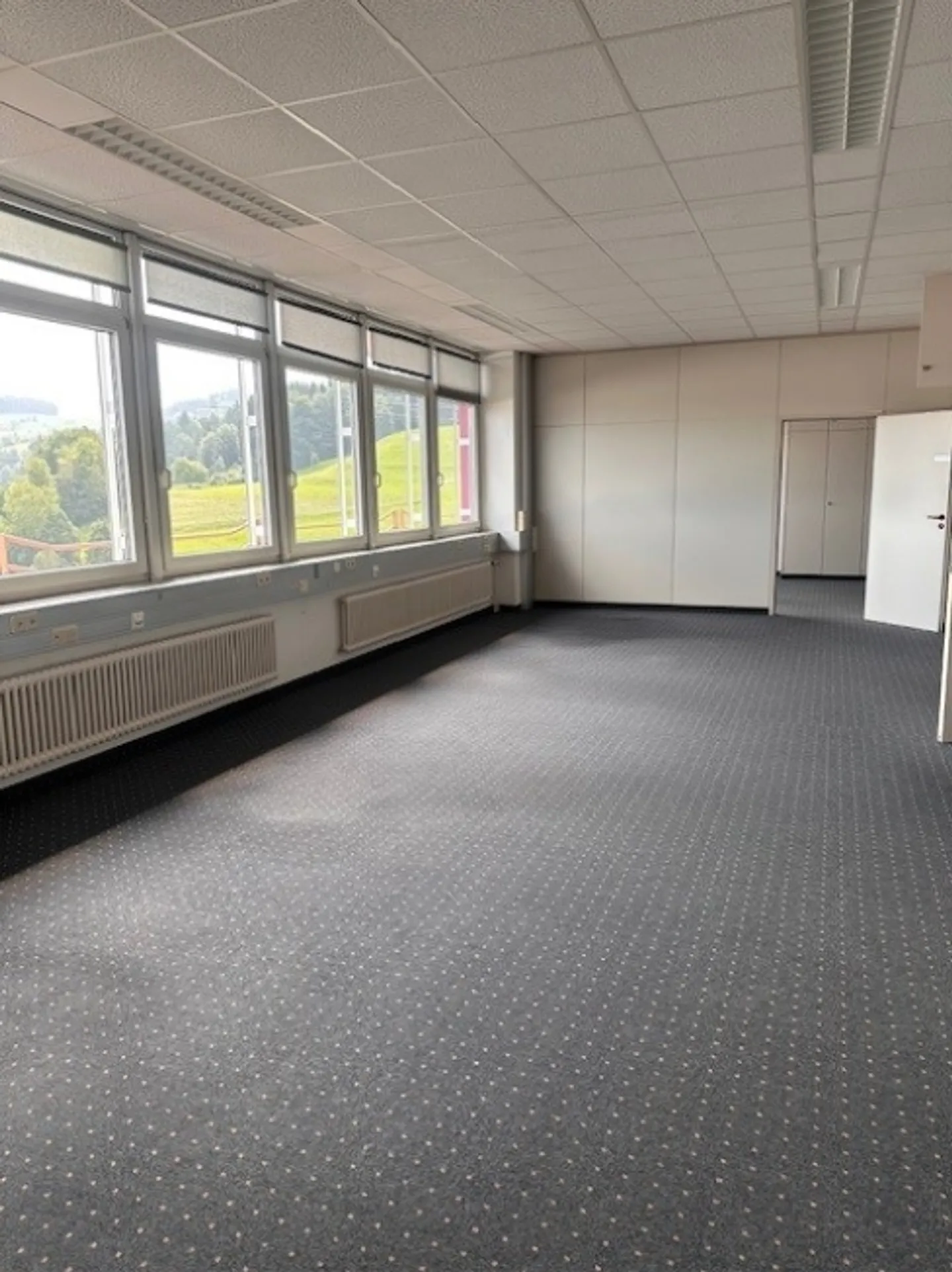 Air-conditioned offices with a view for rent - Photo 3 of 11