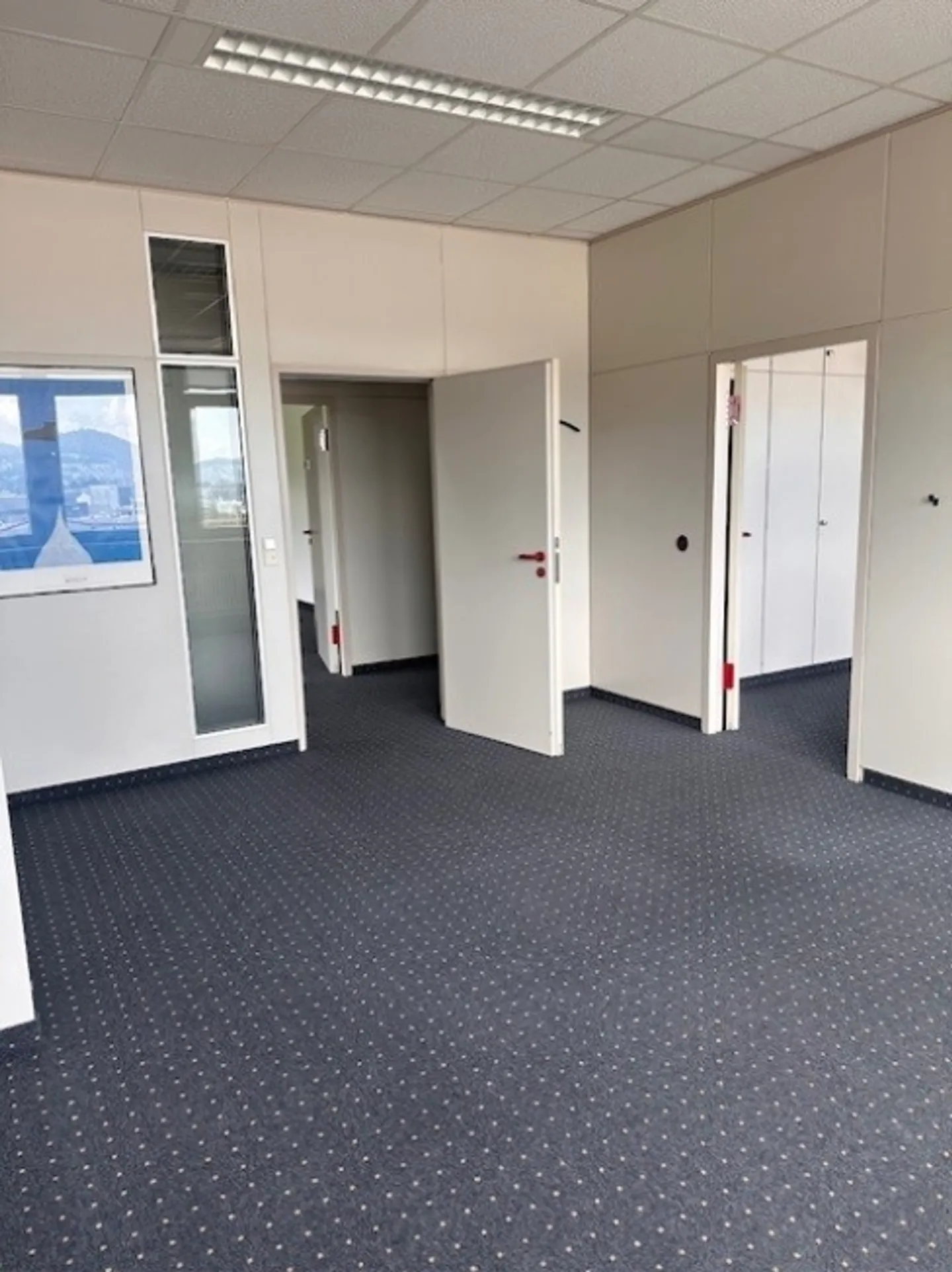 Air-conditioned offices with a view for rent - Photo 4 of 11