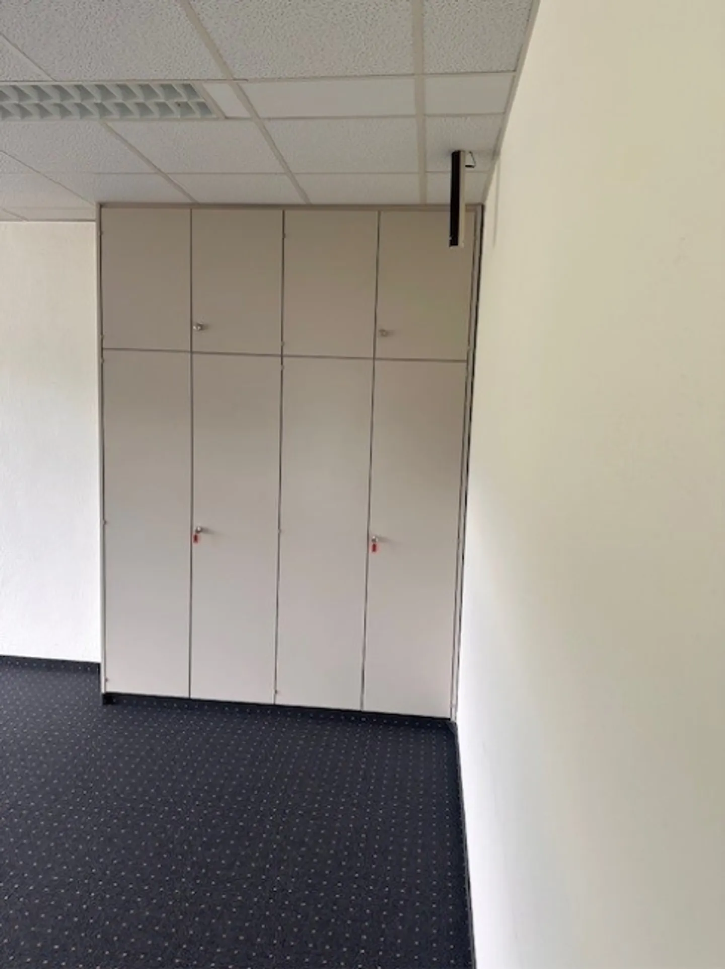 Air-conditioned offices with a view for rent - Photo 7 of 11