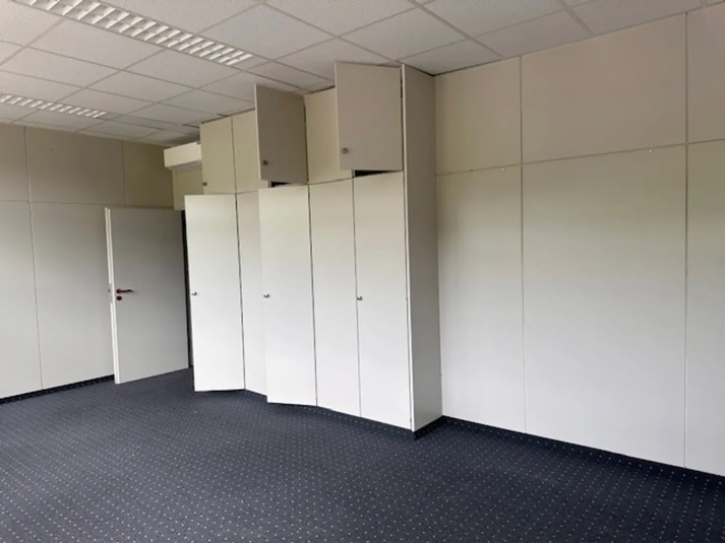 Air-conditioned offices with a view for rent - Photo 11 of 11