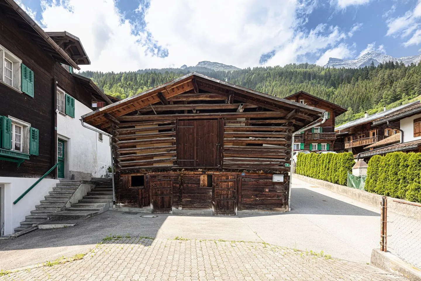 Building land with existing structures and a paradisiacal view of the greenery and the Grisons mountains - Photo 5 of 13