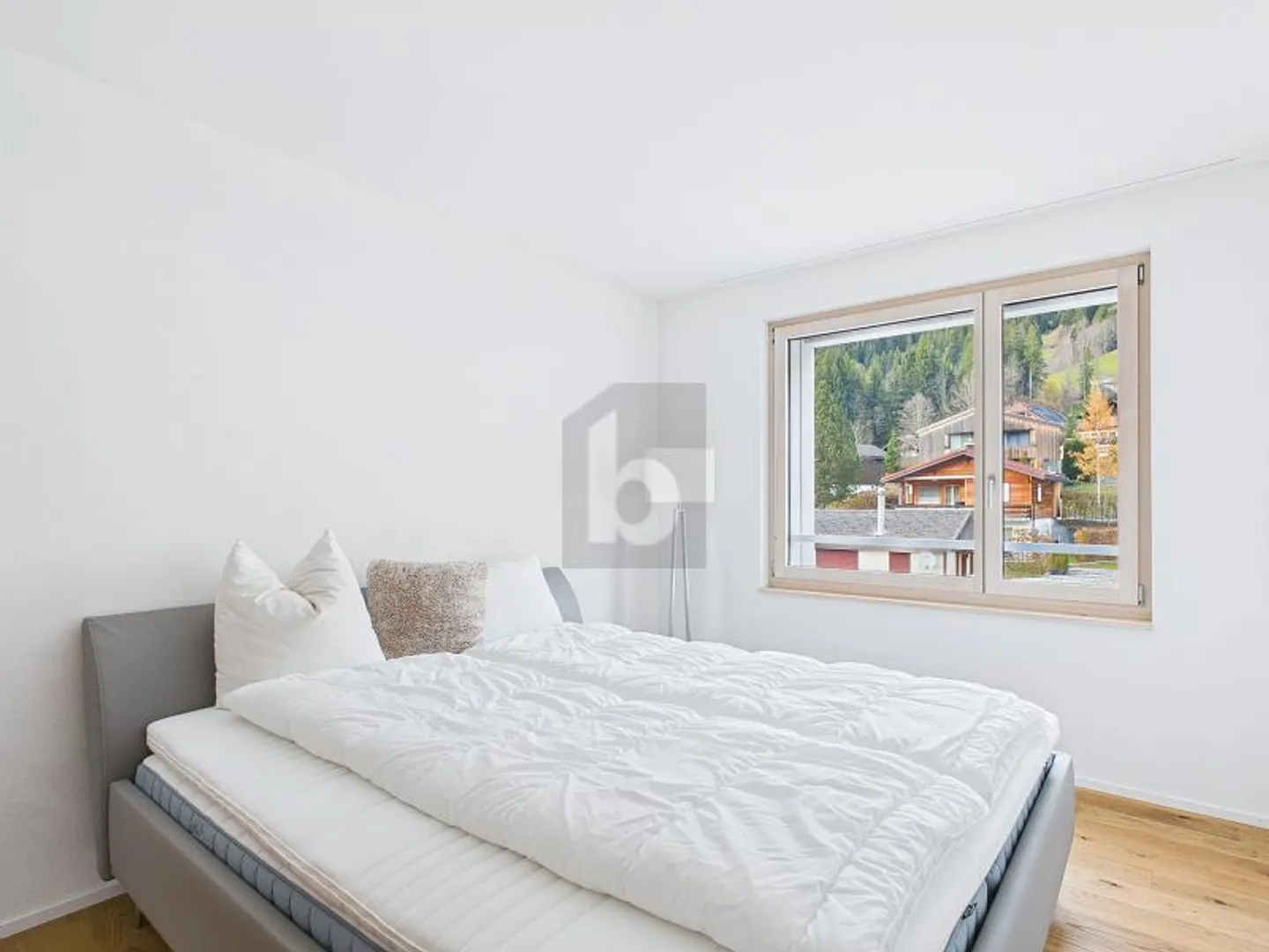 MODERN, QUIET AND WITH A VIEW - Photo 4 of 6